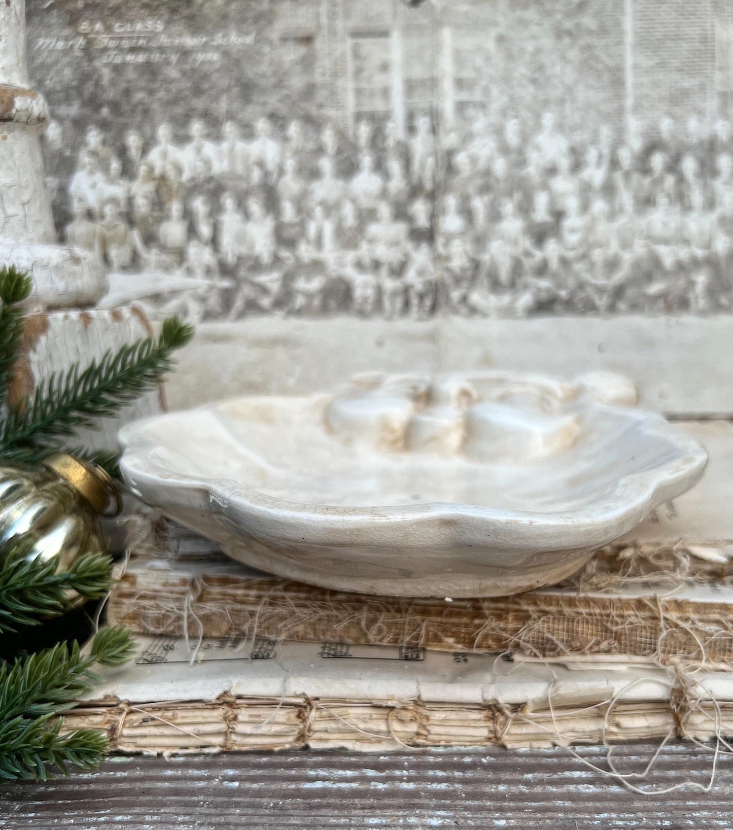 Vintage SANTA FACE PLATE Creamy White Ironstone Crazing Grungy Ceramic Candy Nut Trinket Dish Farmhouse Christmas Decor Japan Holt Howard