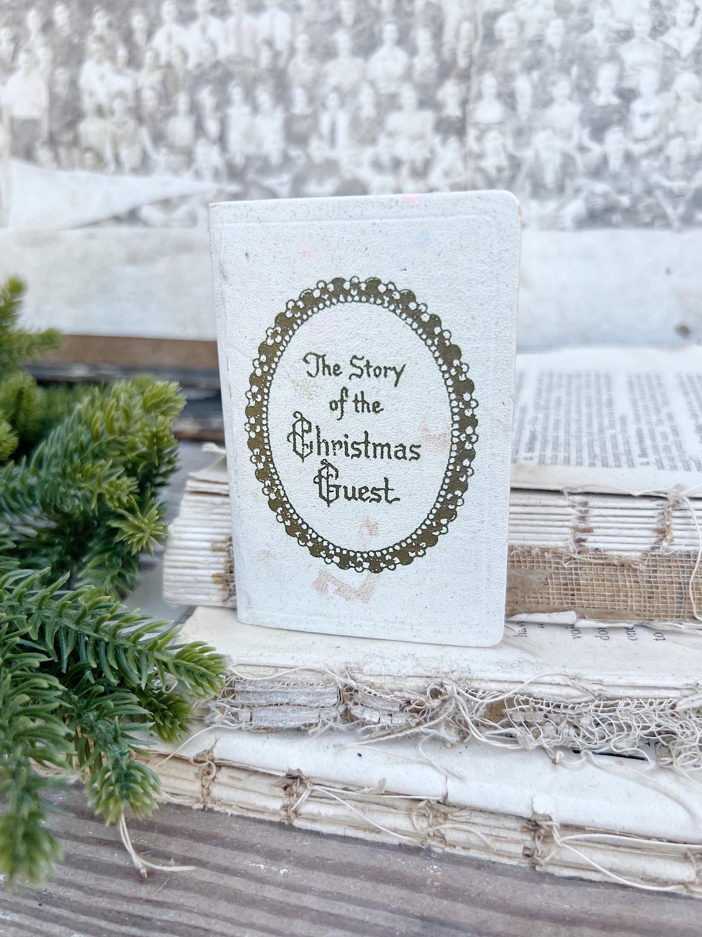 Vintage The Story of the CHRISTMAS GUEST Book Pocket Gibson