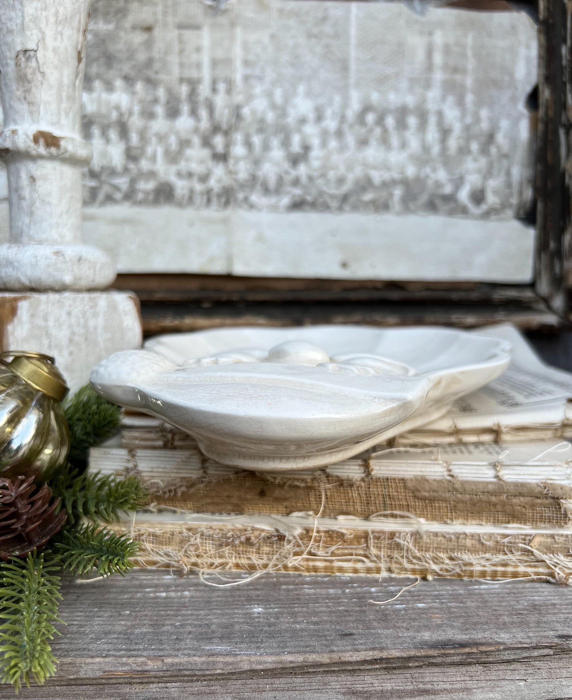 Vintage SANTA FACE PLATE Creamy White Ironstone Crazing Grungy Ceramic Candy Nut Trinket Dish Farmhouse Christmas Decor Japan Holt Howard