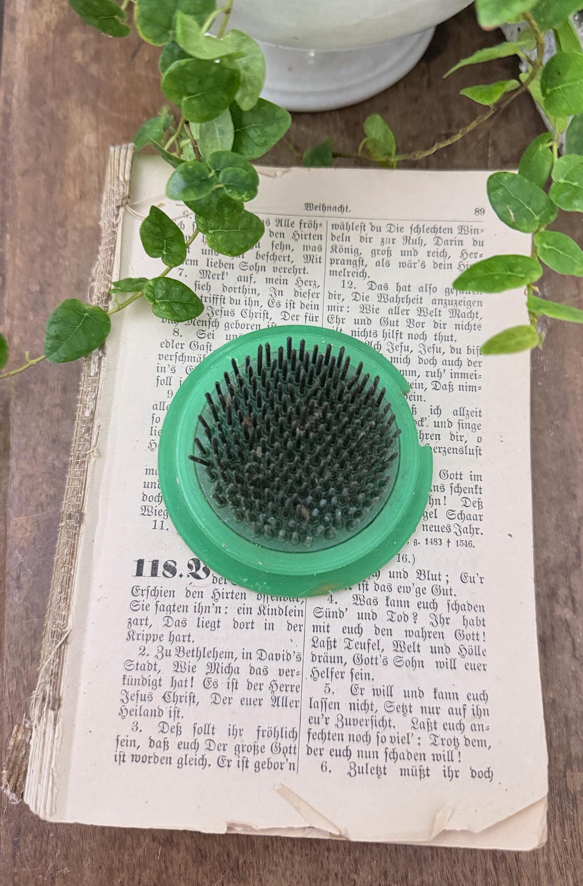 Vintage GREEN Metal Floral Frog Flower Holder Farmhouse Decor Vogue Photo Spike PLAS-STIK No.2 Golden Gate