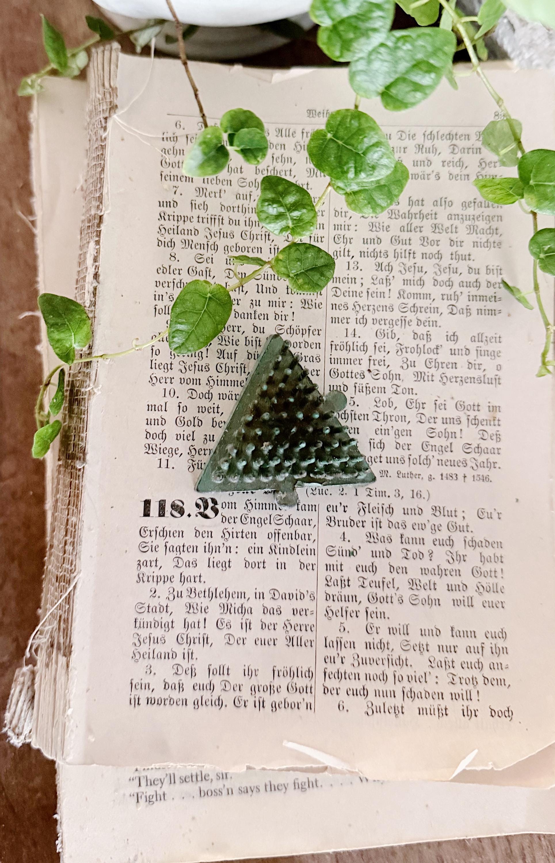 Vintage GREEN Metal Floral Frog TRIANGLE Interlocking Flower Holder Farmhouse Garden Decor