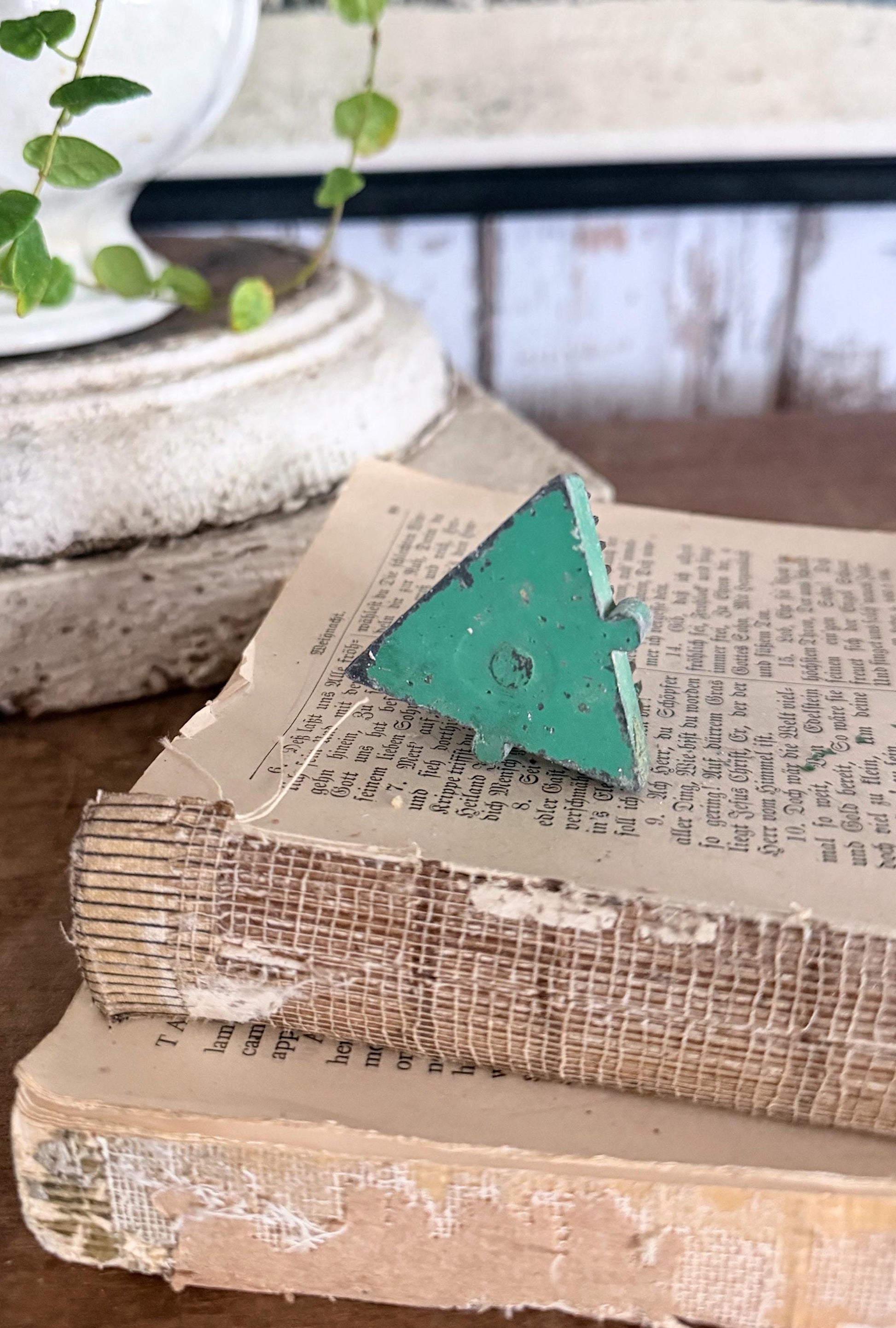 Vintage GREEN Metal Floral Frog TRIANGLE Interlocking Flower Holder Farmhouse Garden Decor