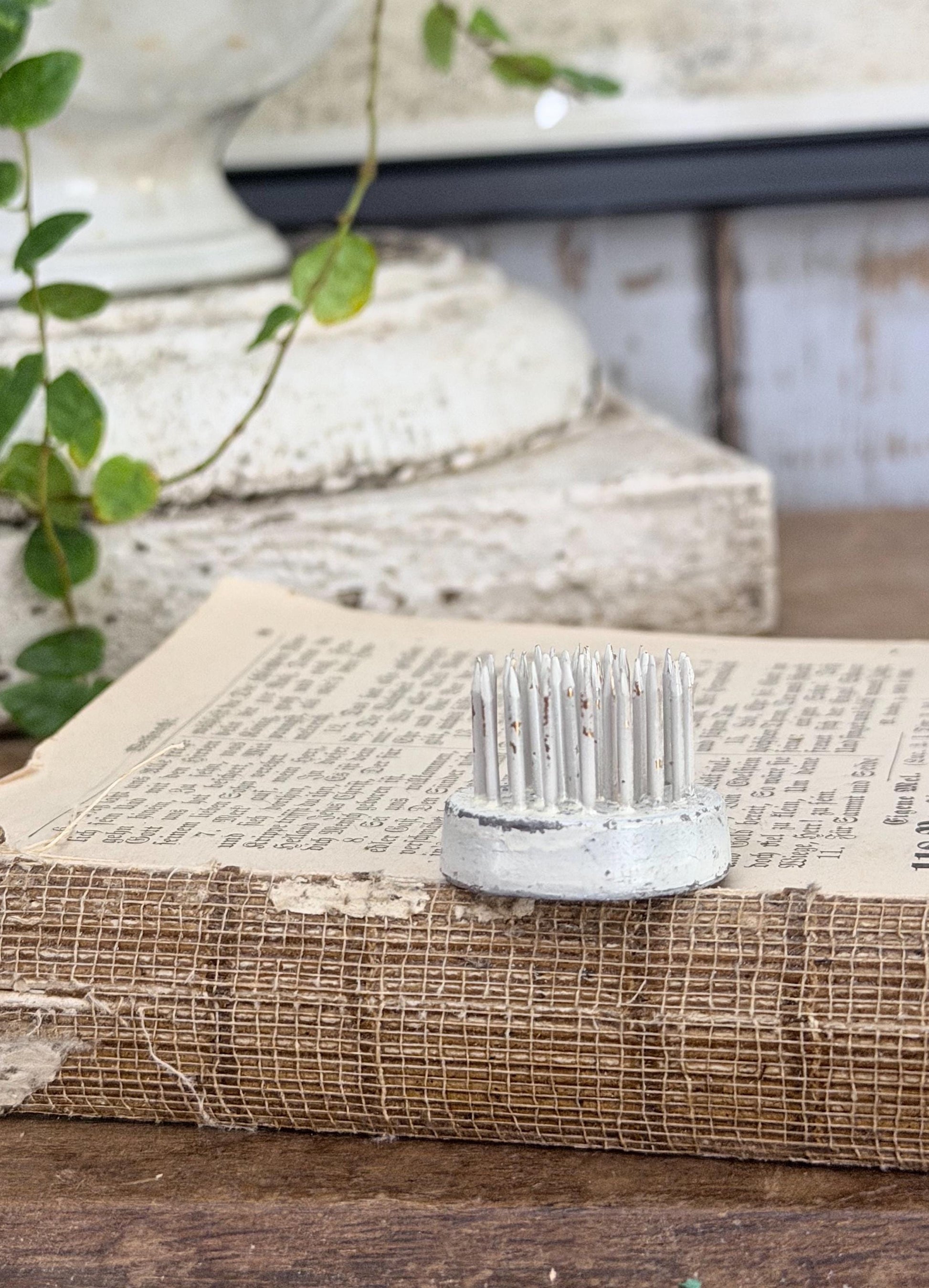 Vintage Chippy WHITE Metal Floral Frog Flower Holder Farmhouse Garden Decor ROUND