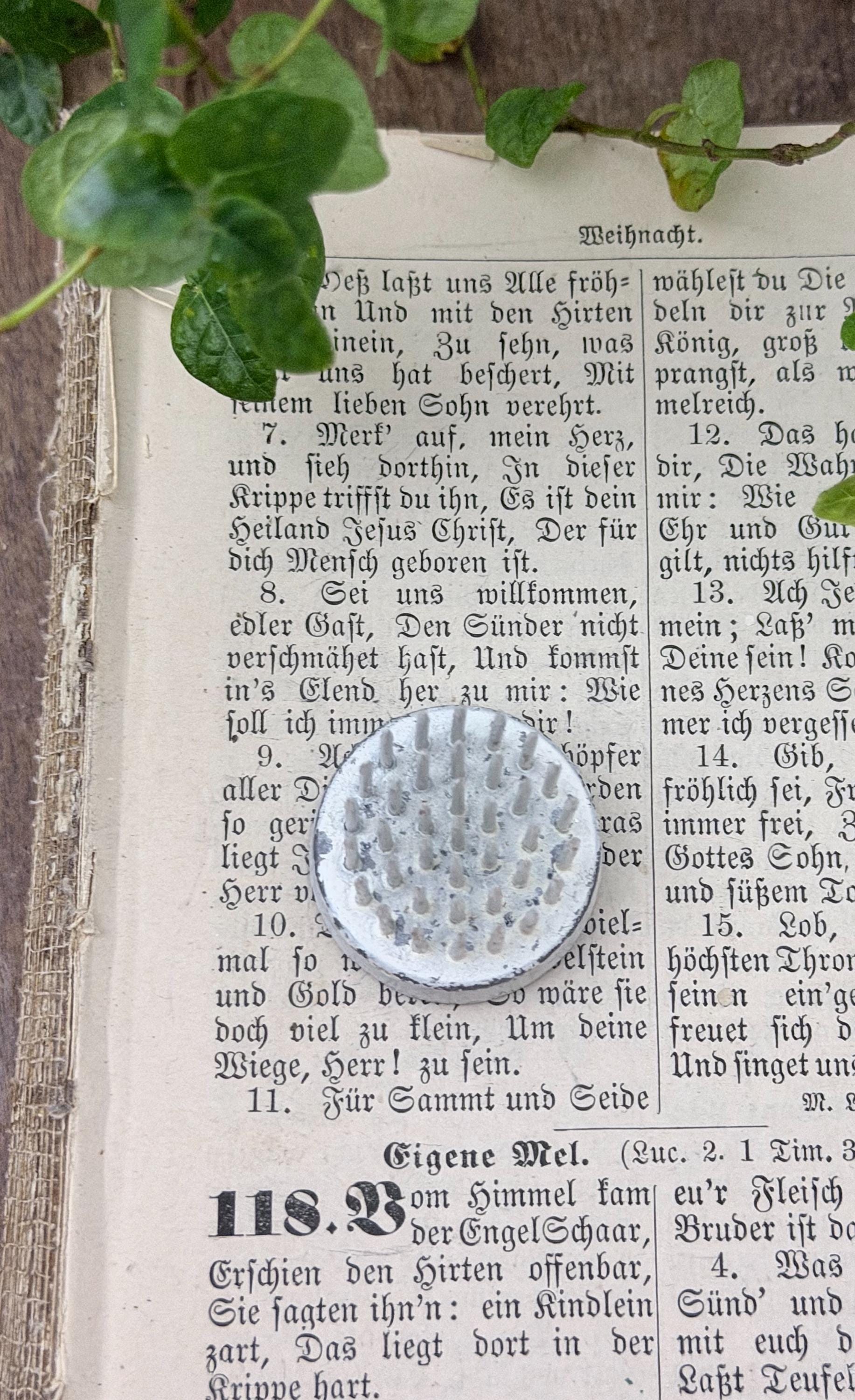 Vintage Chippy WHITE Metal Floral Frog Flower Holder Farmhouse Garden Decor ROUND