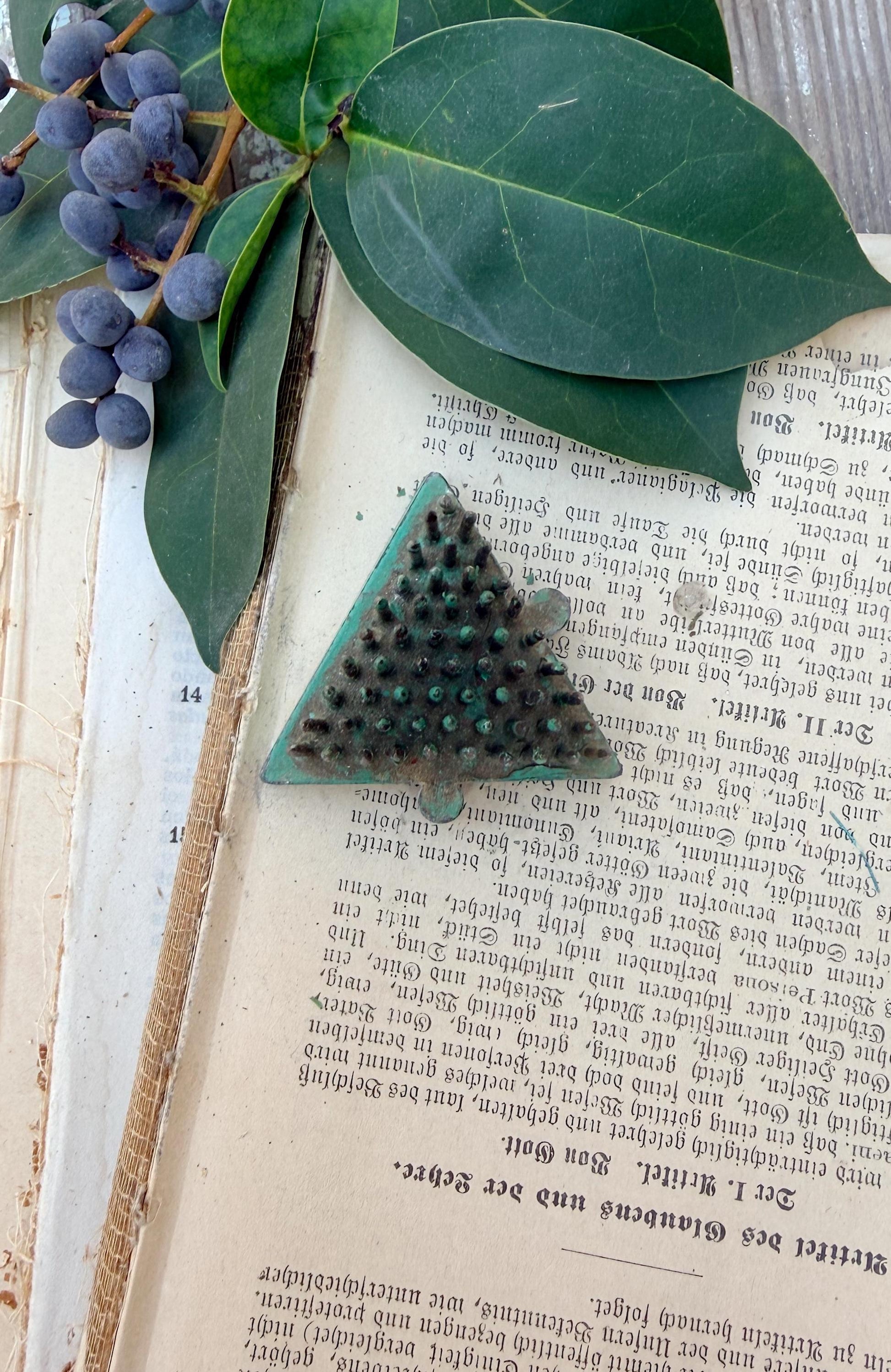 Vintage GREEN Metal Floral Frog TRIANGLE Interlocking Flower Holder Farmhouse Christmas Decor