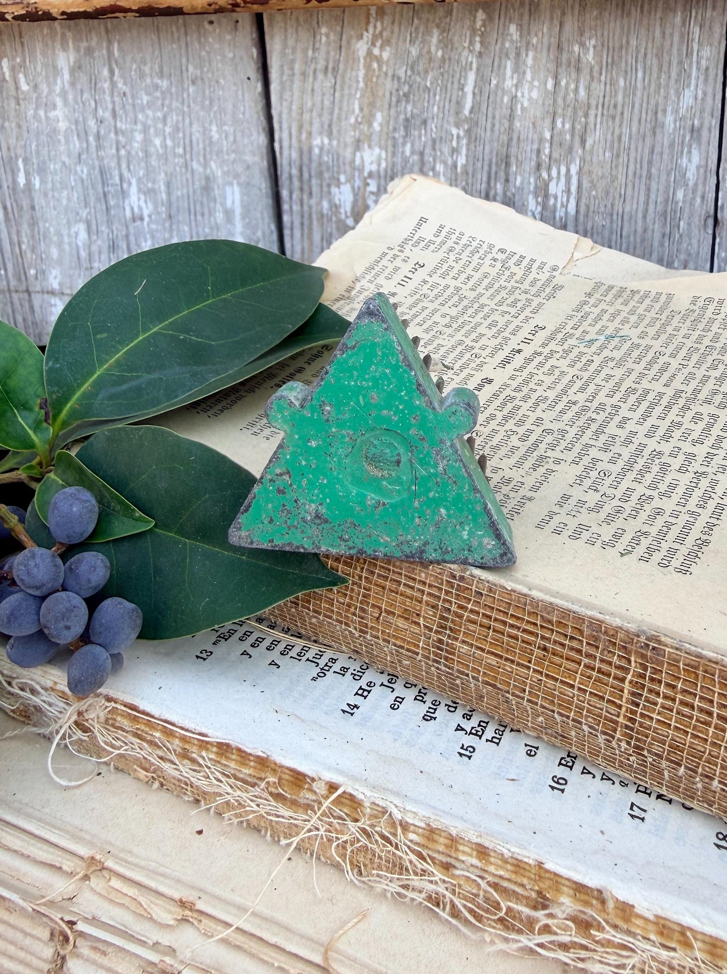 Vintage GREEN Metal Floral Frog TRIANGLE Interlocking Flower Holder Farmhouse Christmas Decor