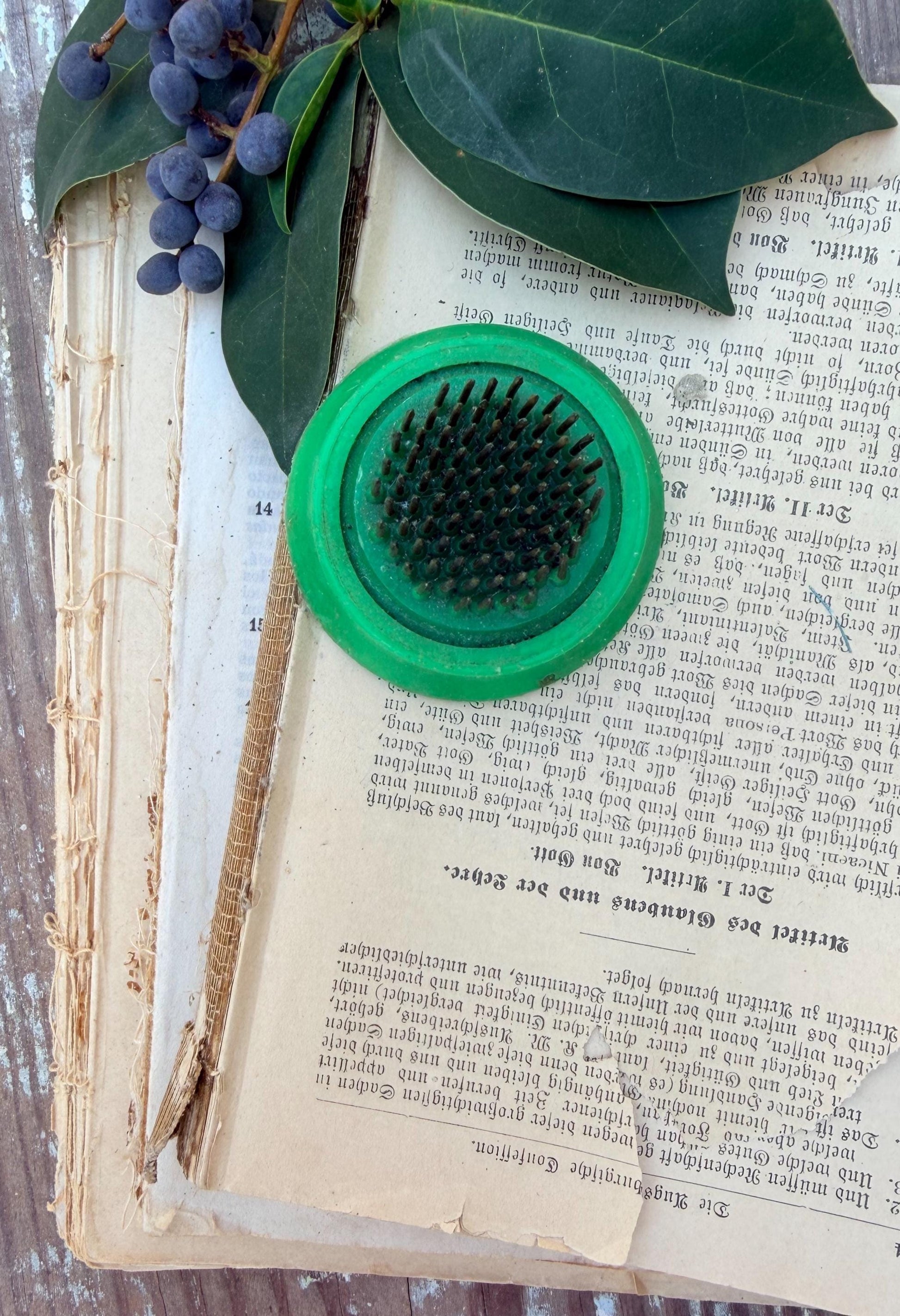 Vintage GREEN Metal Floral Frog Flower Holder Farmhouse Decor Vogue Christmas Decor Photo Spike Golden Gate