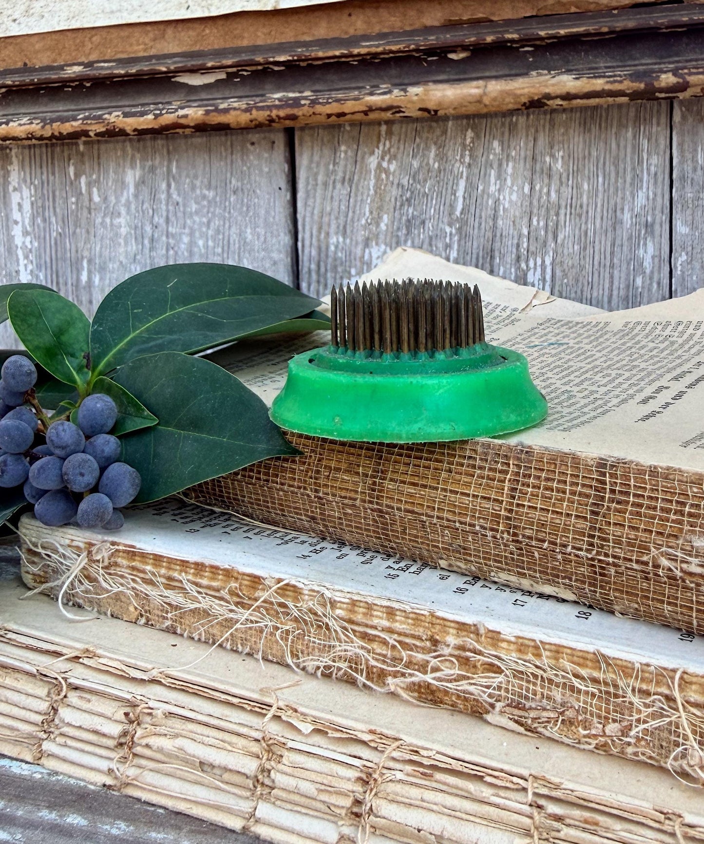 Vintage GREEN Metal Floral Frog Flower Holder Farmhouse Decor Vogue Christmas Decor Photo Spike Golden Gate
