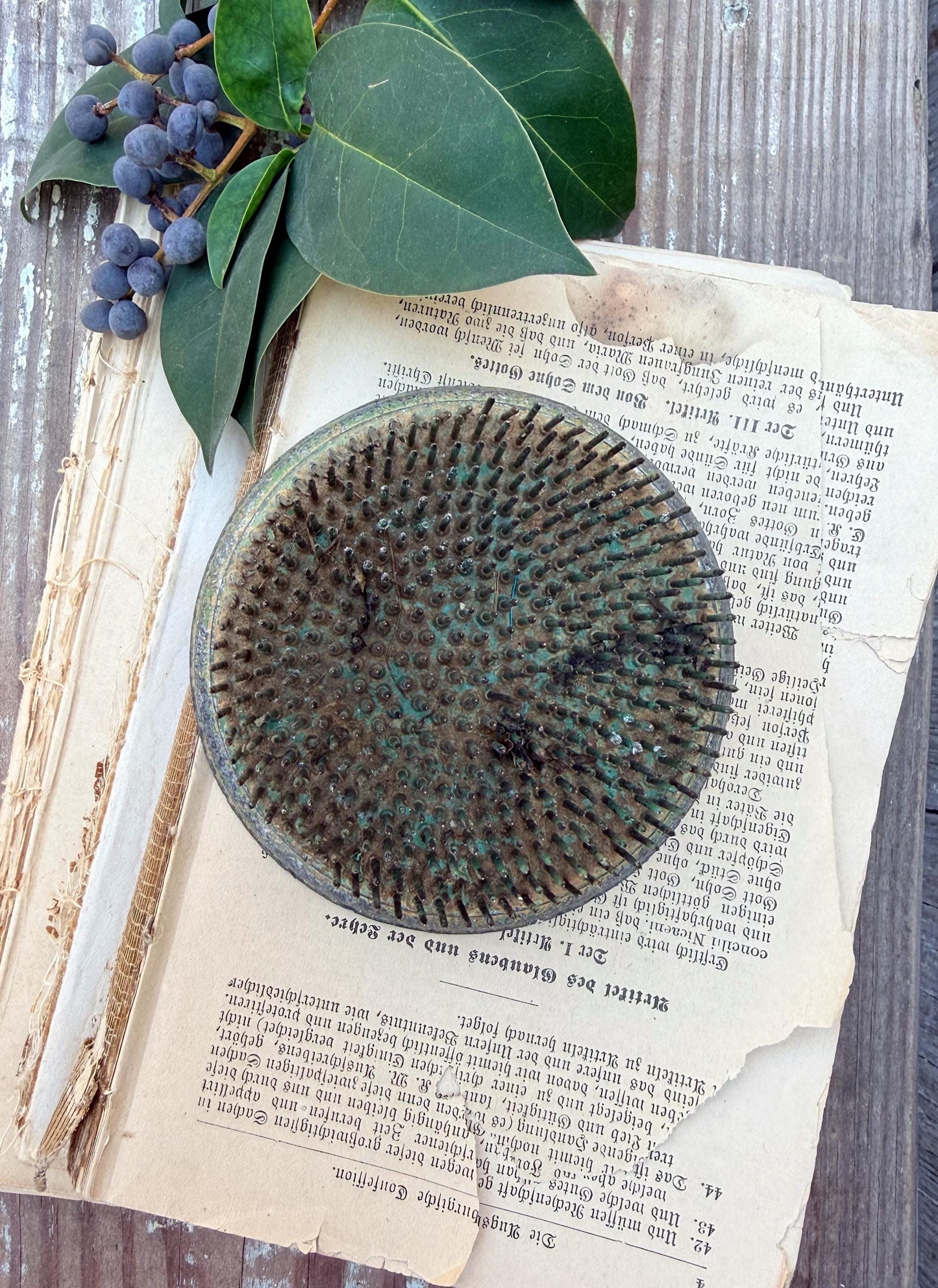 Vintage GREEN Metal Floral Frog Flower Holder Farmhouse Decor Christmas Decor Photo Spike DAZY 73